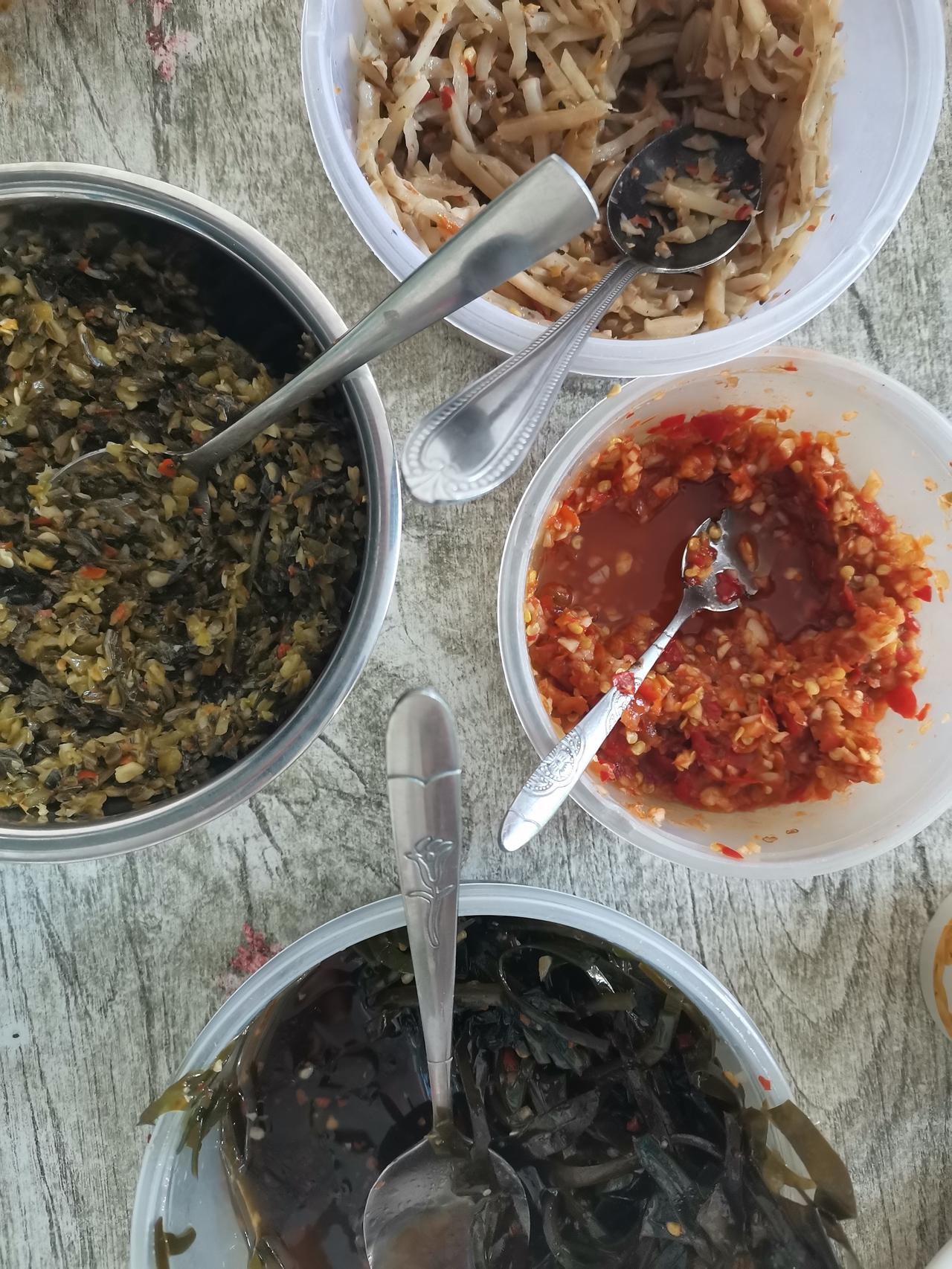 师生同餐，一个辣椒碗成了老师们的奢望！一些老师因为习惯了吃辣椒，但是现在学校