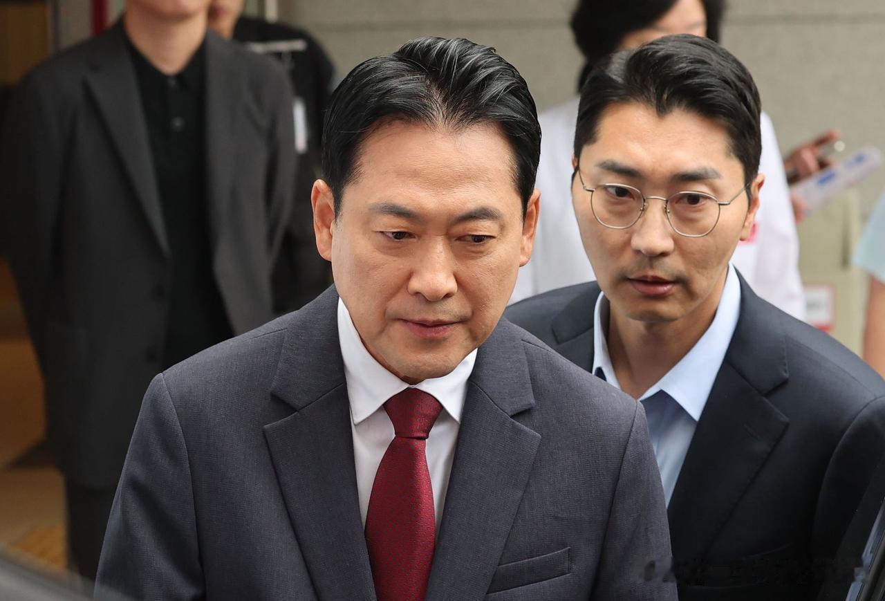 韩国国民力量党党首张东赫在医院休养6天之后，在24日上午顺利出院，重新接手党内各