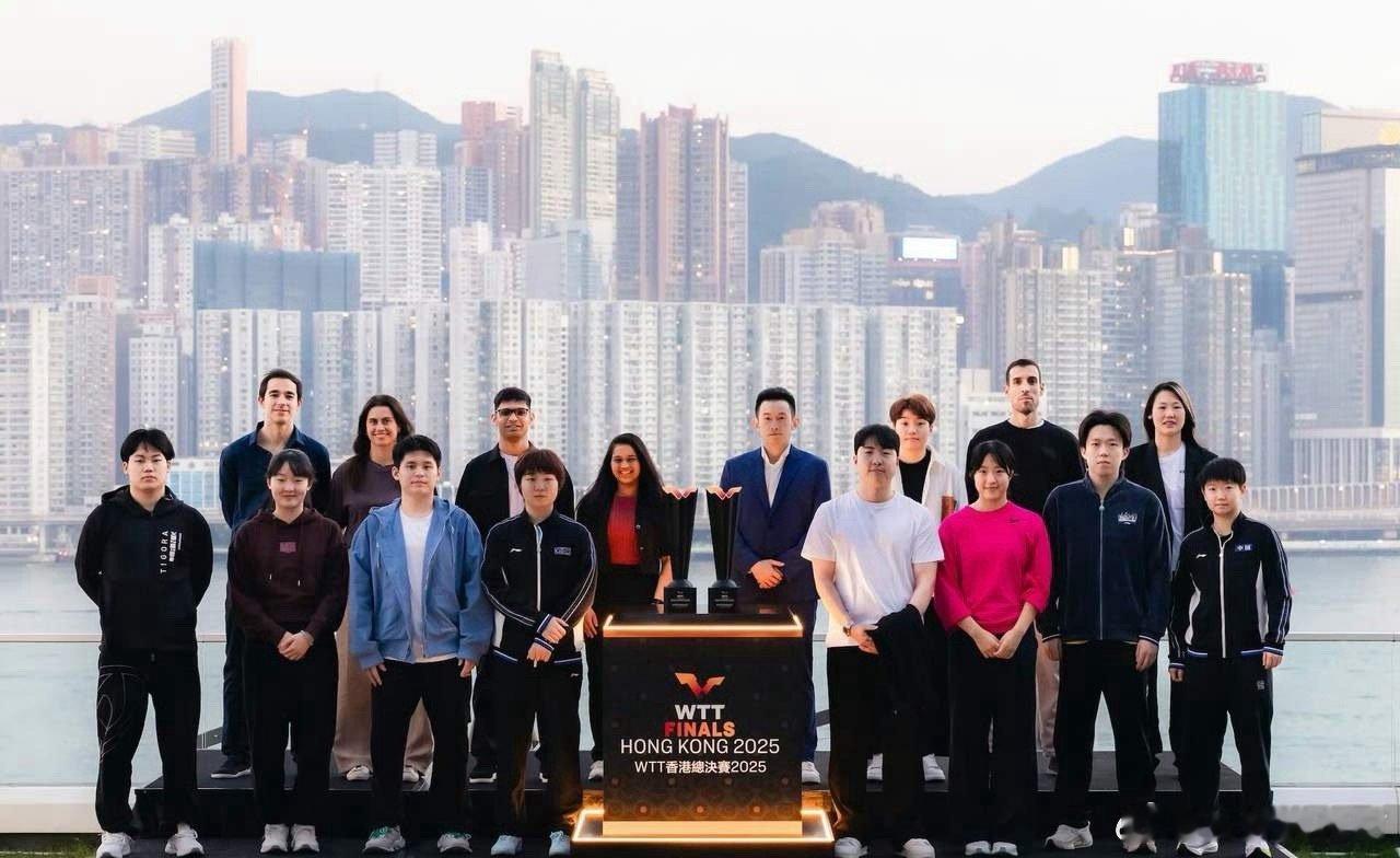 看这张照片有啥感觉？各自和各自的搭档站一起。这么一看，好像挺顺眼。就该这么搭。中