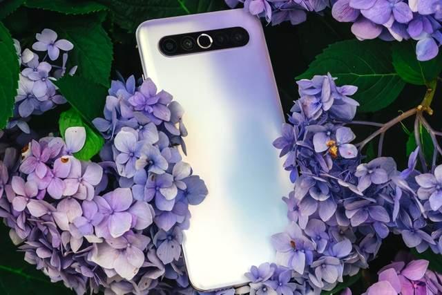 很多人觉得千元机就是“够用就好”，但有人把千元机说得那叫一个惨，什么塑料机身、扫