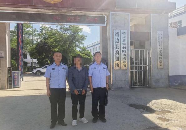 陕西靖边，一50多岁农民看一片"荒地"长了杂草，便开上四轮旋耕机轰轰烈烈翻了几天
