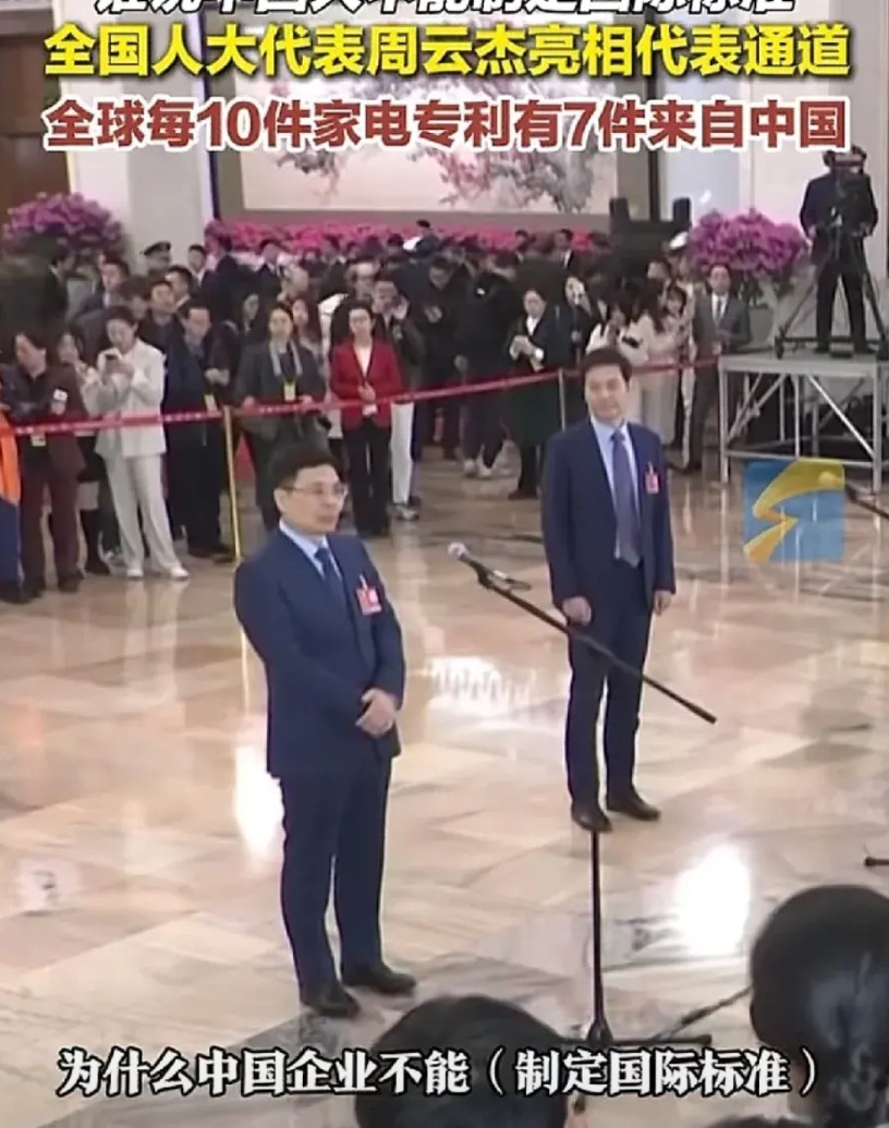 雷军之所以这么受欢迎，是因为他骨子里的谦逊和真诚吧！在海尔老总周云杰讲话时，雷军