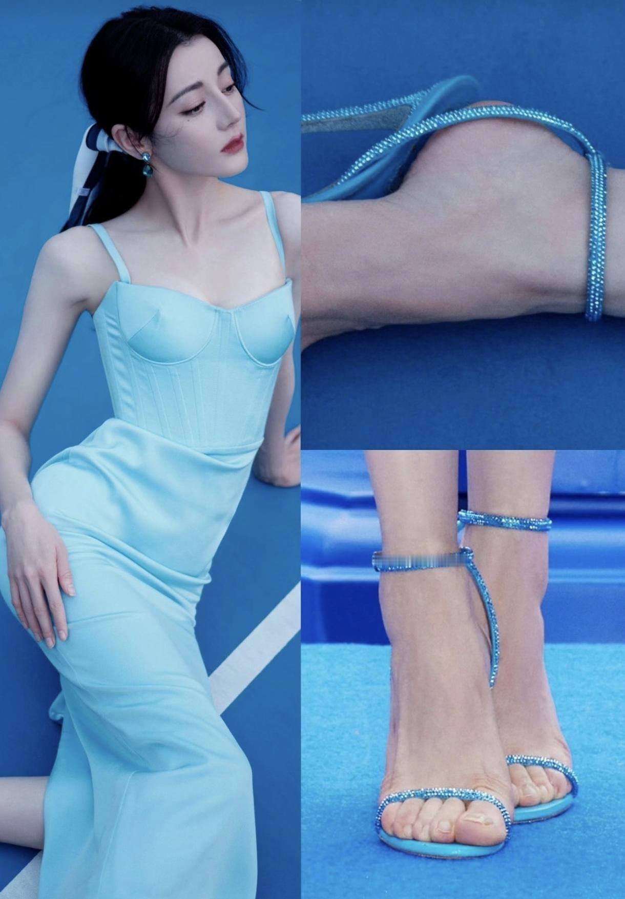 蓝缎裙，蓝高跟鞋，蓝耳坠，迪丽热巴已经很完美了。她出席活动都穿低胸，每次都用手去