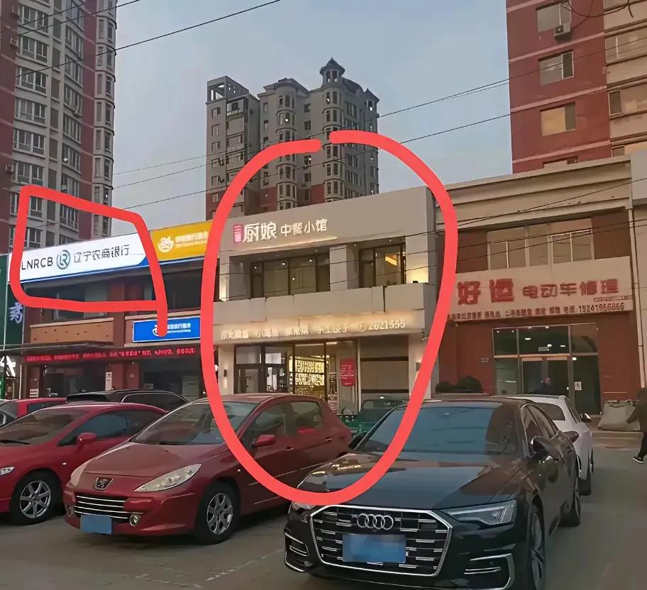 辽宁这起火灾安全事故，这个地方还真的悬呀。在中餐小馆起火现场这里，在它的旁边