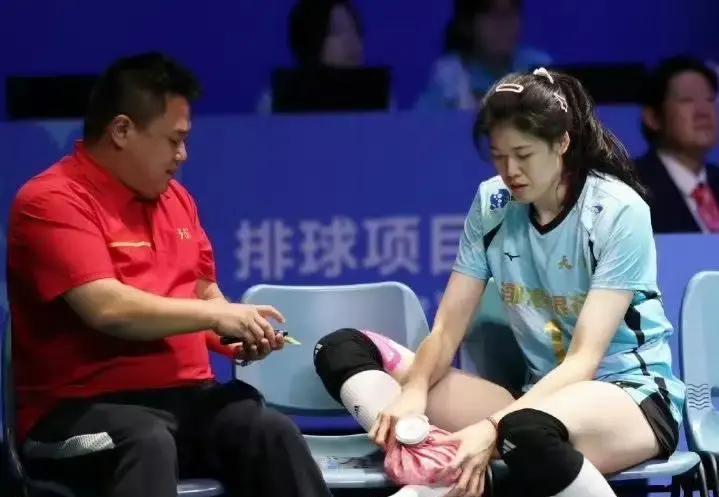 李盈莹的职业生涯，可能正被这次“暂停”拯救。24岁，膝盖亮起黄灯。她没选择咬