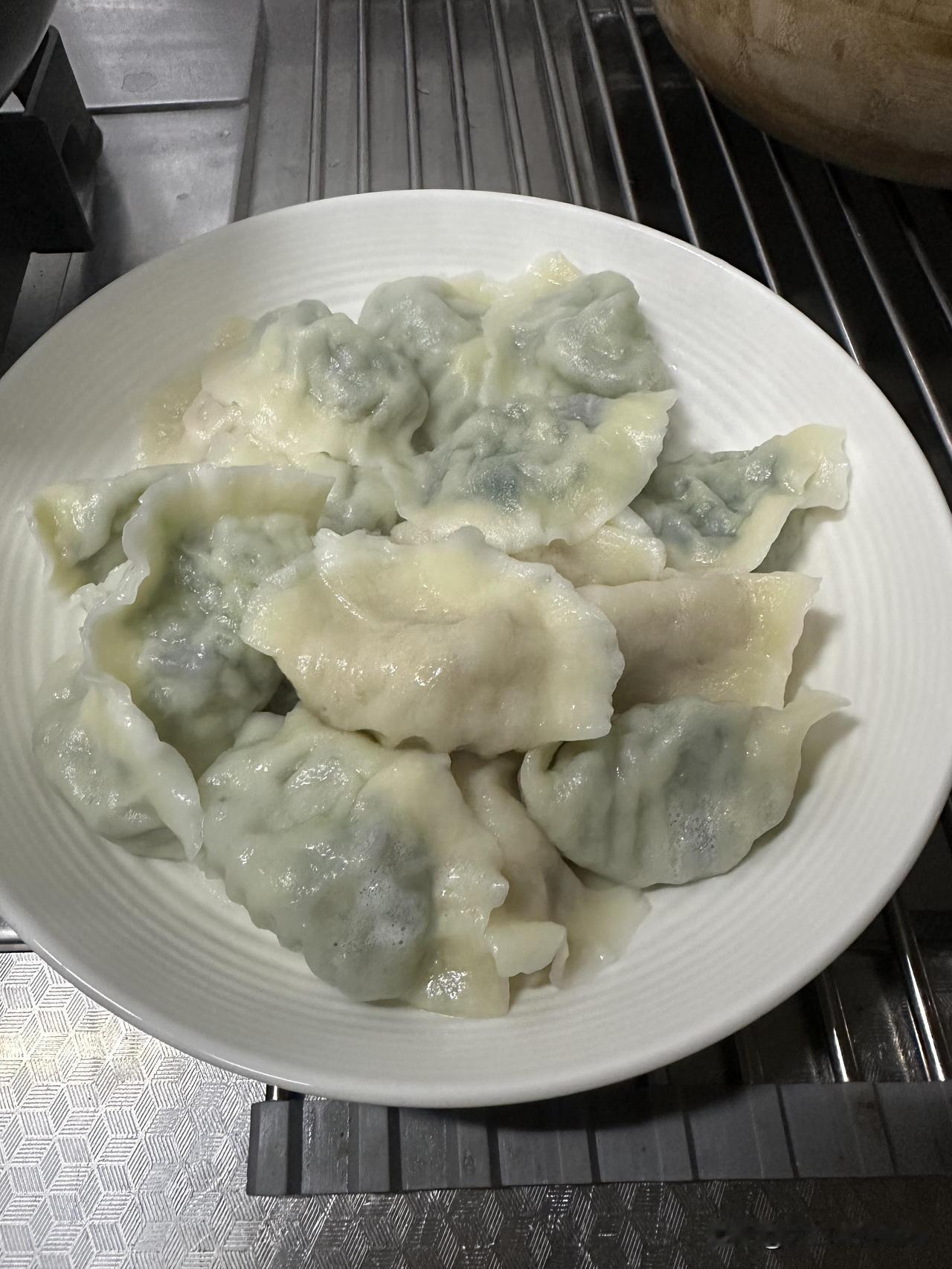 什么馅儿的饺子在你心目中封神呢？在我心中封神的是韭菜素和白菜肉，我有个毛病每次都