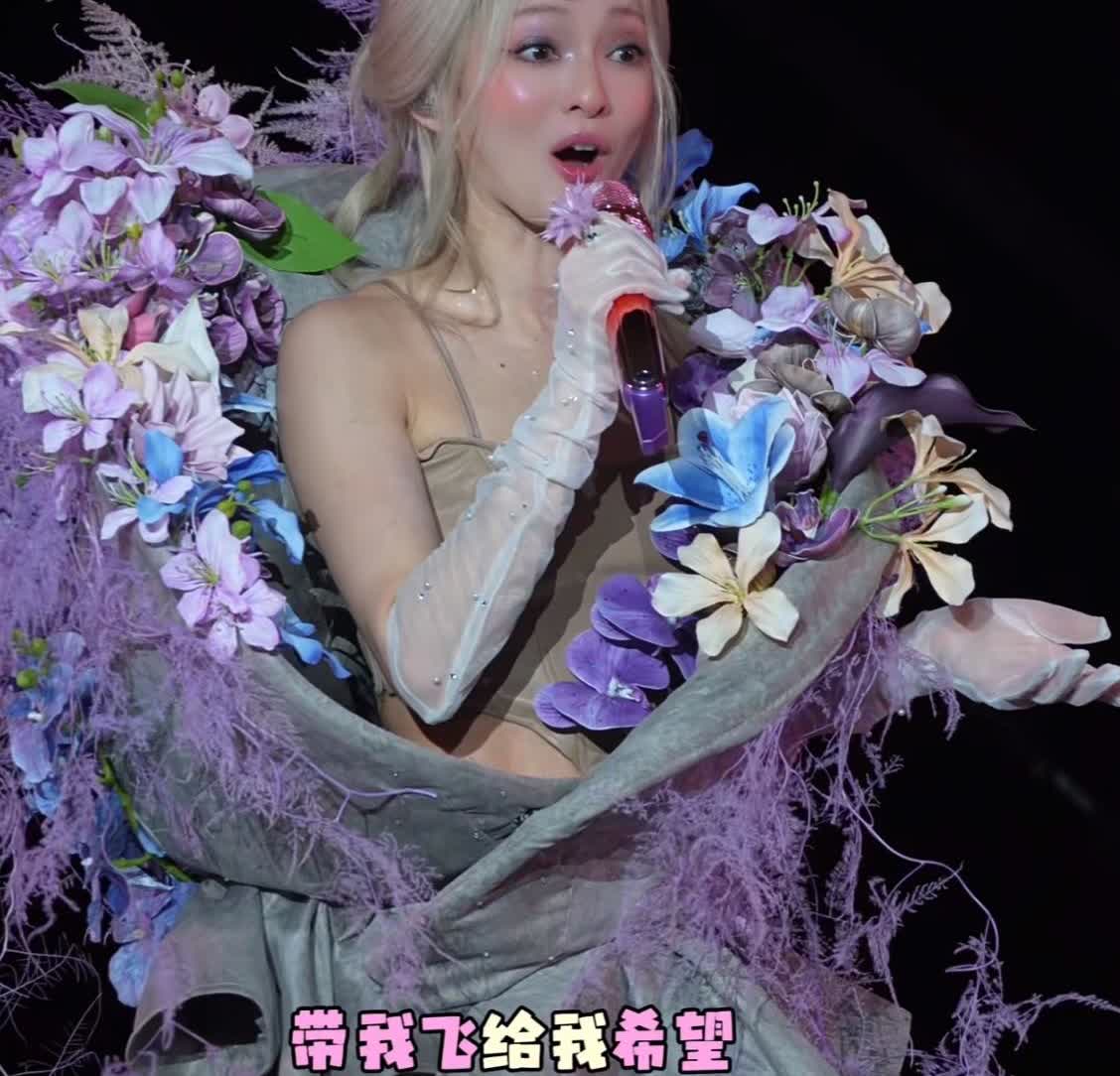 张韶涵的服装师在能横着走！感觉这种服装创意上一次普遍看到还在2000到201