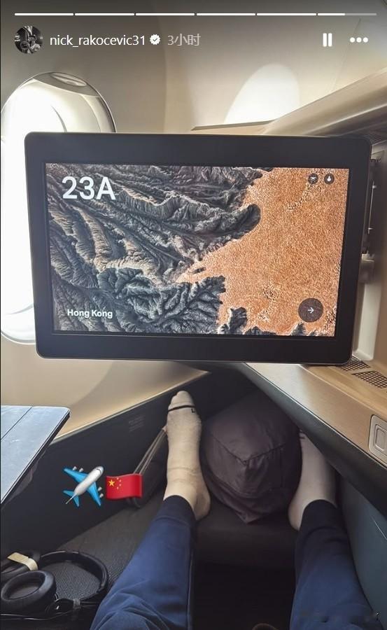 杜锋放手一搏！今天早上，拉科塞维奇更新个人社媒，表示眼下正在飞往广东东莞的路上