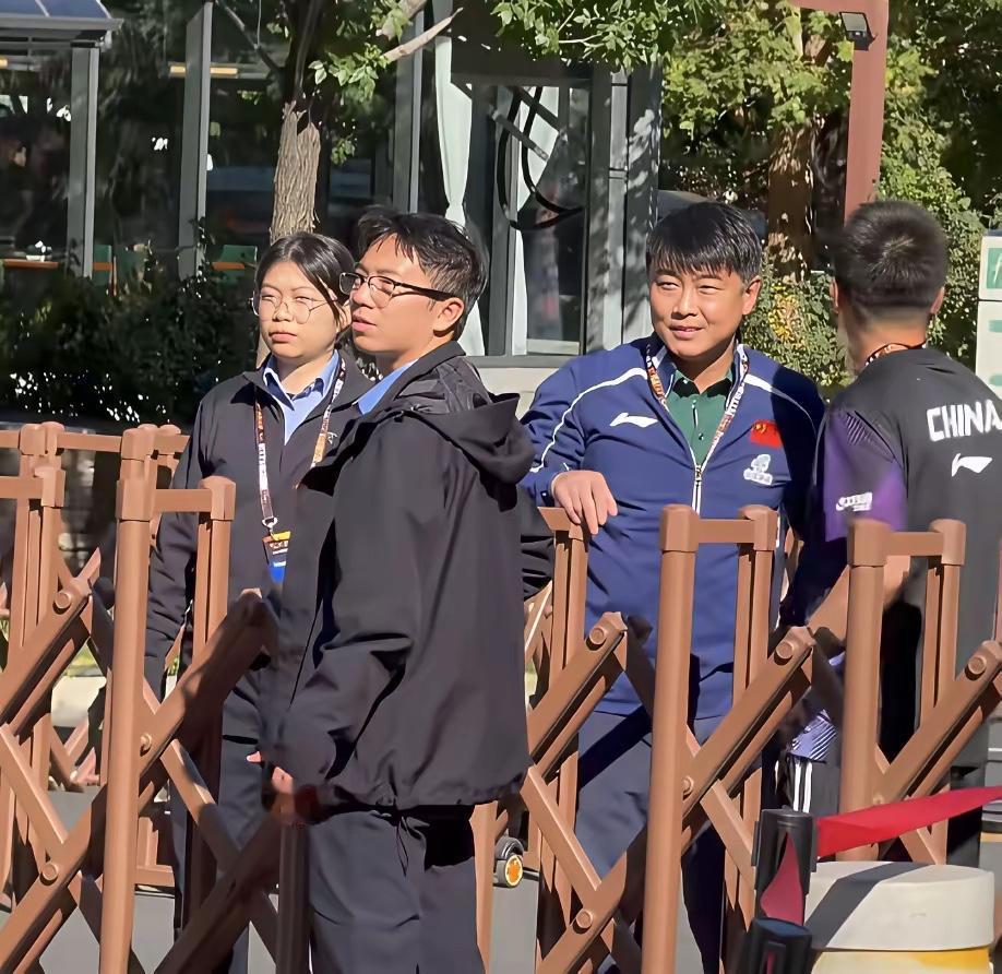 简直是明目张胆！中国大满贯赛场外，一群人对着王皓大喊：林诗栋，上一单！