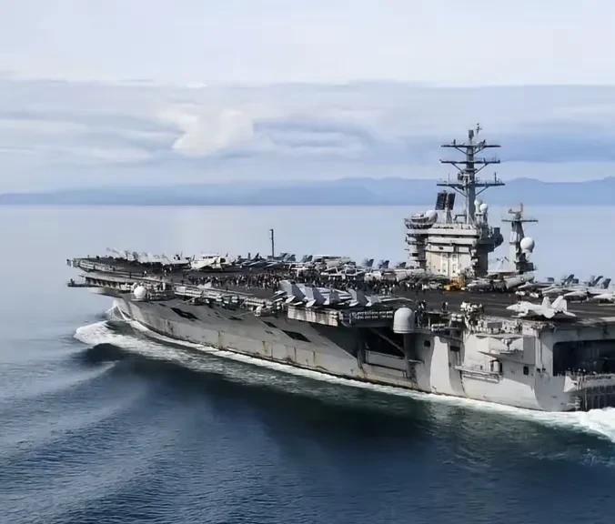 这就是破旧的尼米兹号核动力航母，二战后米国海上霸权的亲历者。尽管明年它就将迎来被