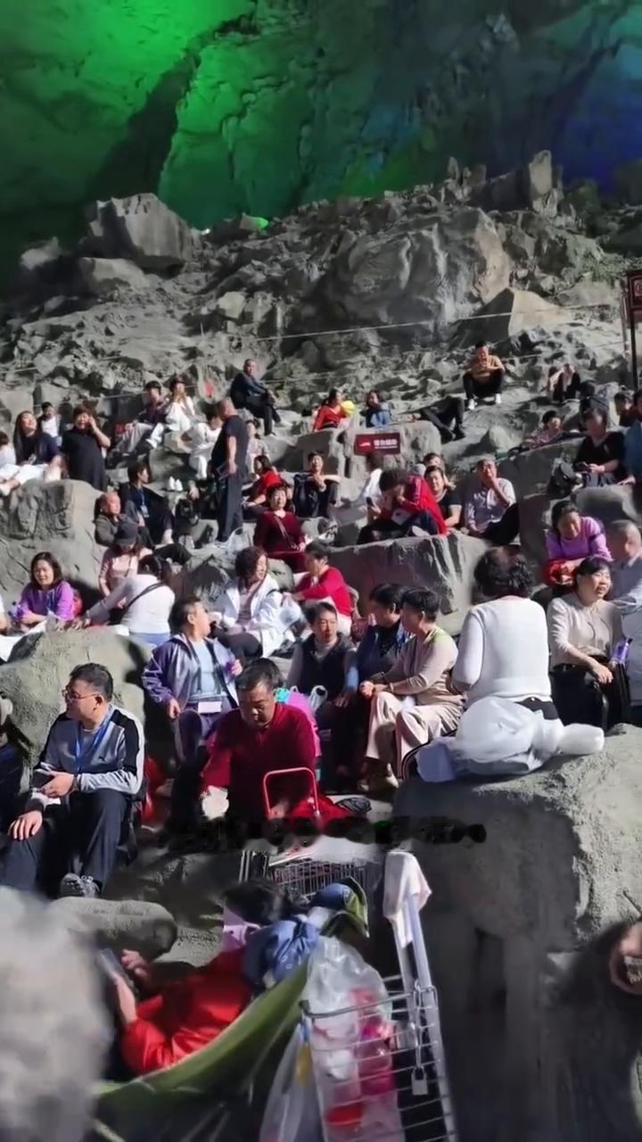 这就是连专家都无法解释的巴马百魔洞。这就是连专家都无法解释的广西巴马百魔洞。洞