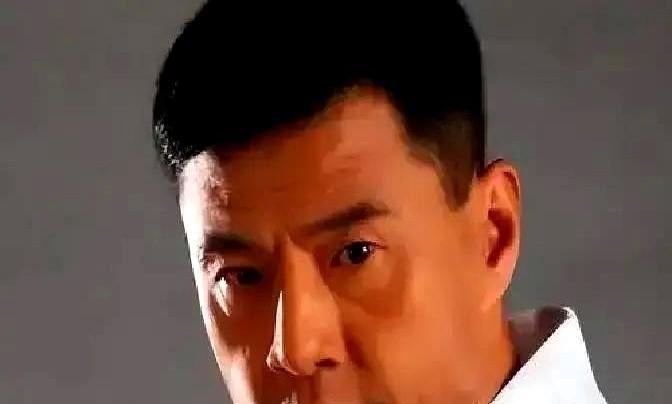 1995年，李连杰的肘击砸向于荣光的胸口，骨头闷响。没有护具，没有替身。片场