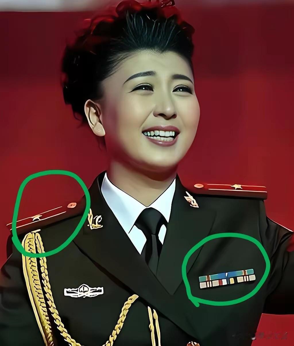 这些穿军装的艺人完全不同于过去的“文艺战士”，甚至可以说不配穿一身军装。然而不明