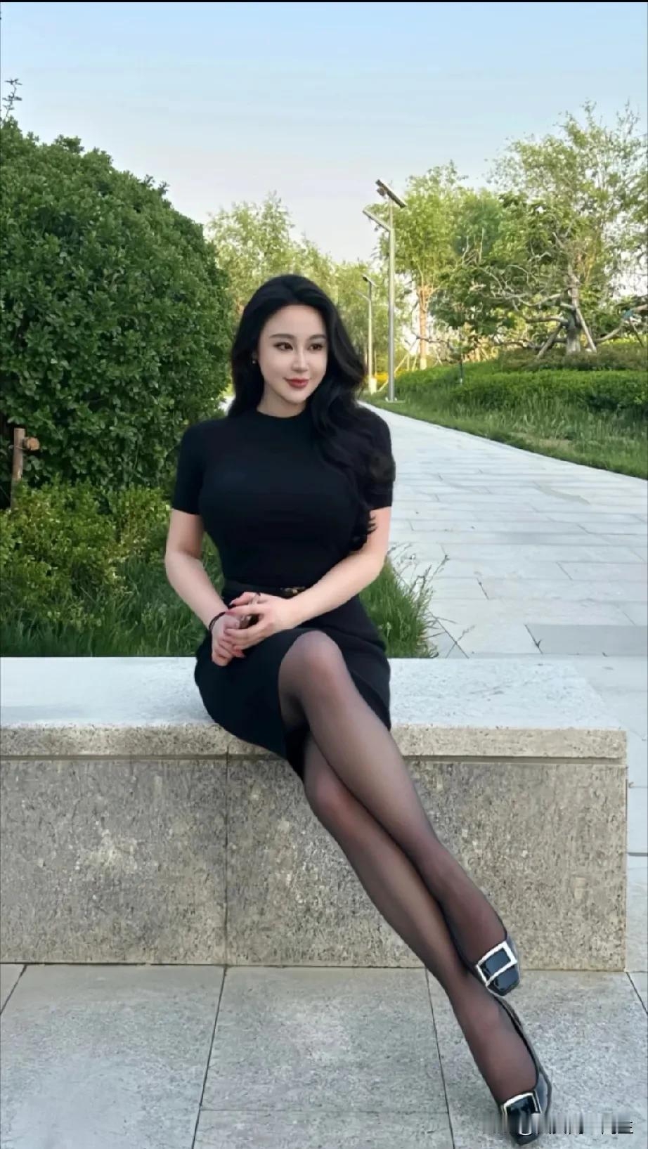 红唇轻启笑如花，素衣华裳美如仙。温婉国风美人