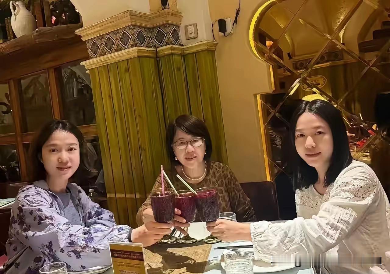 翁帆现状2026年6月，全网关注的翁帆露面了，画面中翁帆与大姐的女儿、母亲石玉