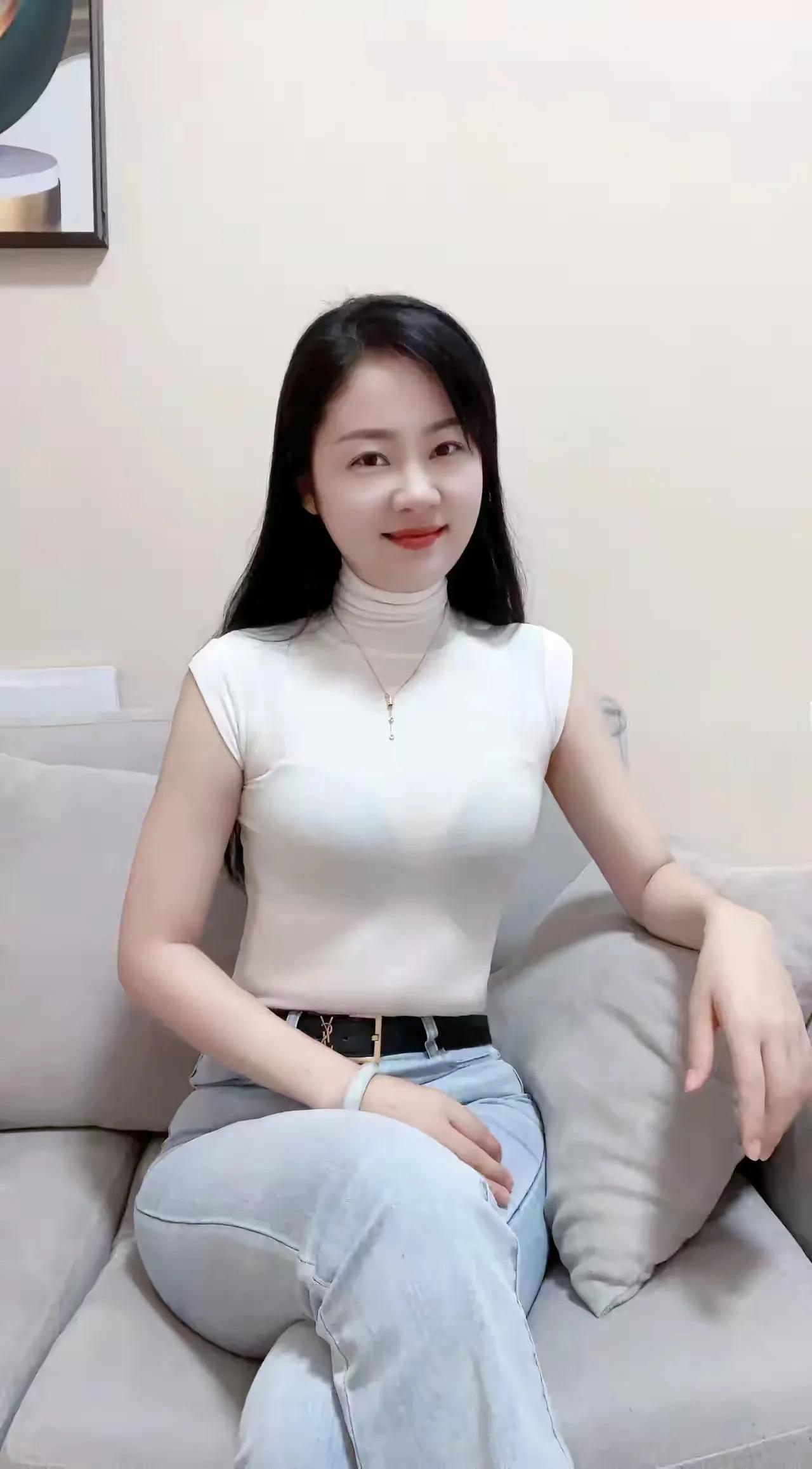 简约风穿搭，清爽夏日气息💚✨