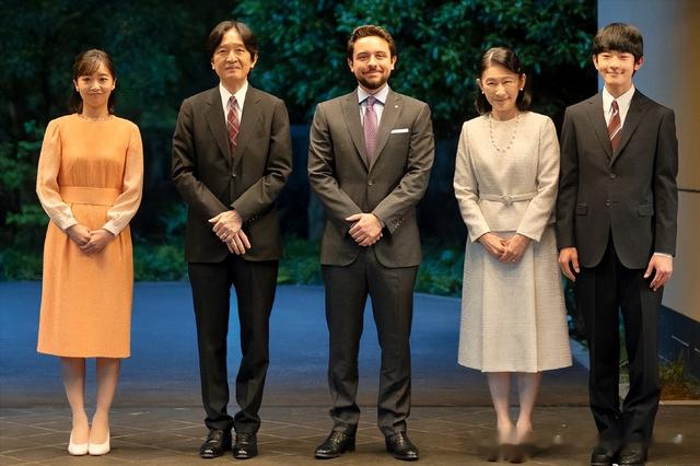 纪子妃全家招待约旦王储!30岁佳子穿橘裙甜美,18岁悠仁首挑大梁