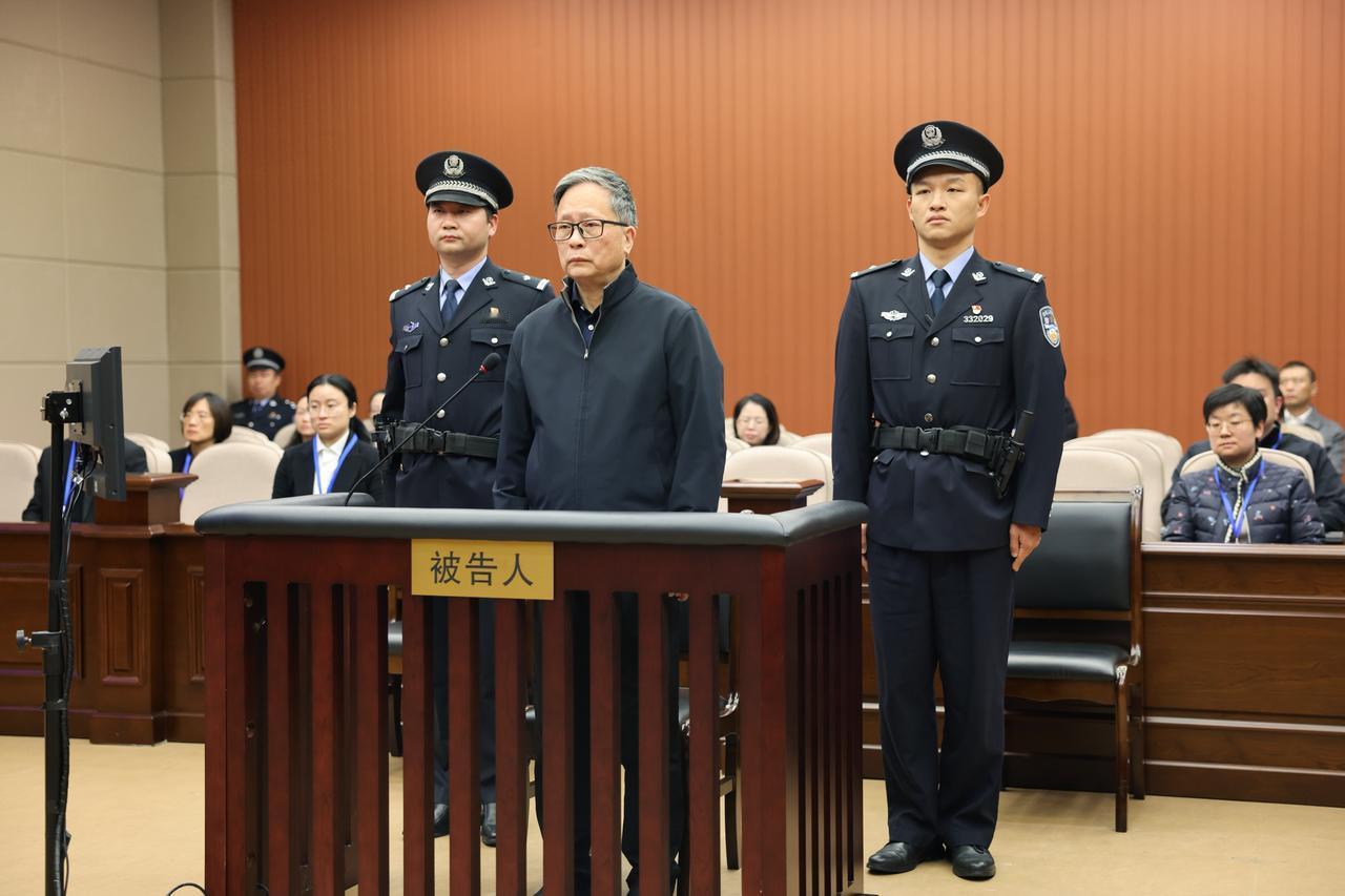 对贪污腐化高官判处死缓的近些不是太多，往往至多都是无期徒刑，但一般也限制减刑。苏