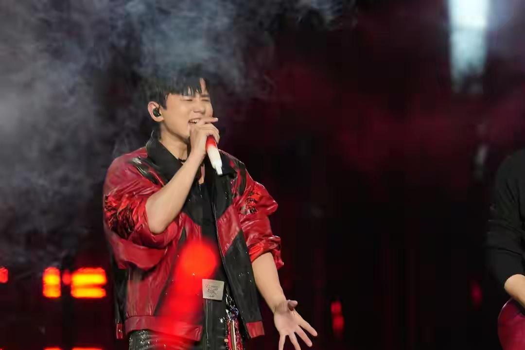 张杰说，和谢娜在一起时是单身。这话，前女友表示不服。从两口子买房能跳单这事儿看