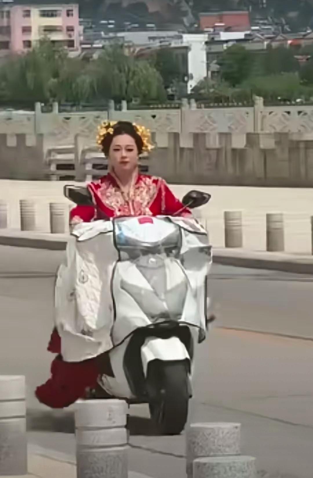 全网都被这场婚礼逗笑了。大婚当天接亲车队堵在路上迟迟没露面，新娘等得不耐烦，索性