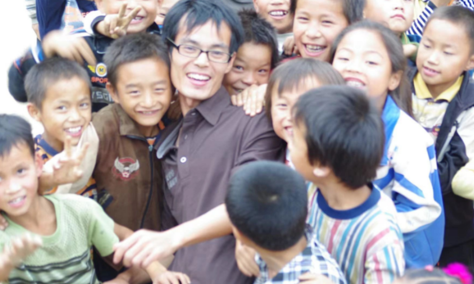 2009年，杭州的一个男孩放弃了迪拜的高薪厚职，对家人谎称是去旅游。没想到，等他