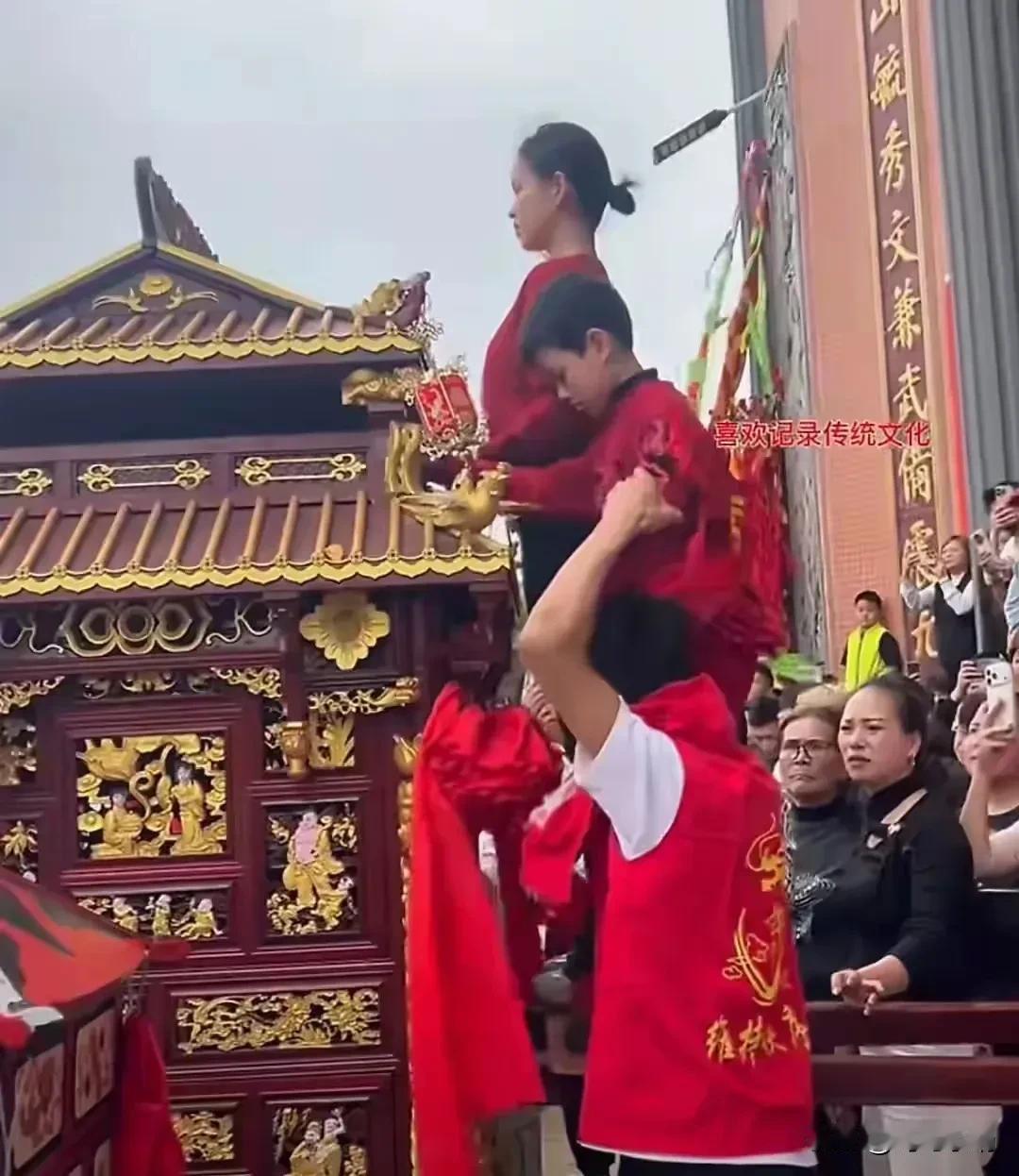 据说，湛江这个村子仅因网上几句有关“妈祖”被换的传言，潮汕、福建那边的生意圈便直