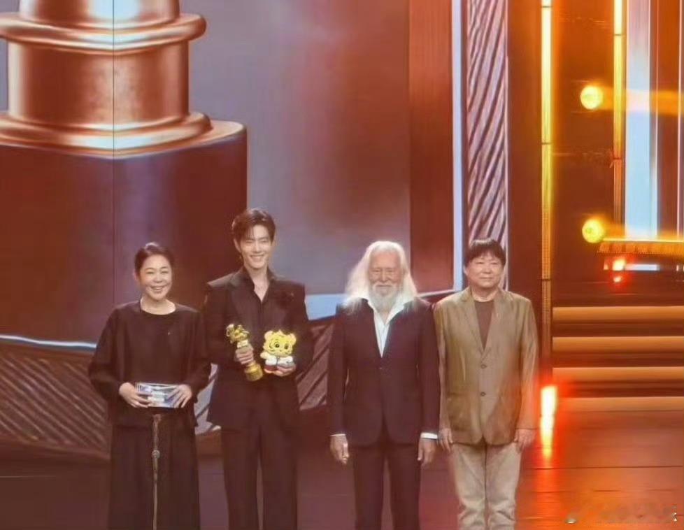 人逢喜事精神爽啊，路人拍的肖战原相机直出生图👏肖战大影节影帝