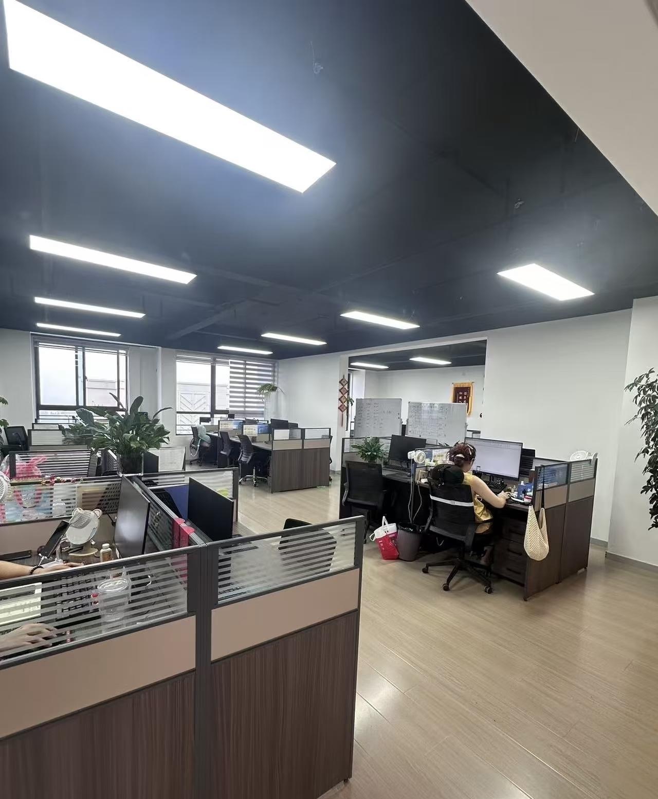 一个员工跟老板快十年了，从车间最基层的员工到办公室人事副主管，刚进来一月工资也就