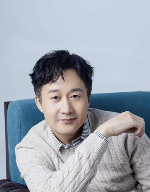 岳旸的演技有多狠？演了十几年反派，观众愣是没记住他本名。但《逐玉》里那个怂萌