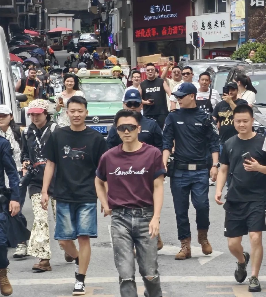 这就是谢霆锋的气场，简简单单的走路就像在拍大片！明星之所以能成为明星，和普