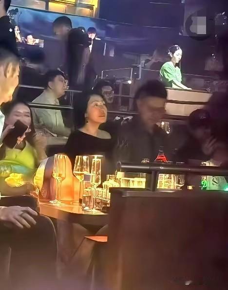 小S全家现身上海一酒吧，仔细看连S妈黄春梅也来了，小S老公许雅钧戴一副眼镜显得文