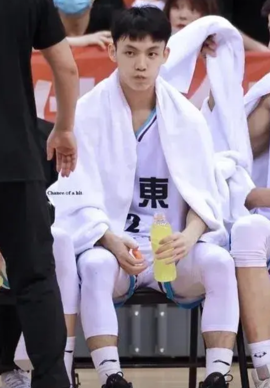 一山难容二虎？广东队今天之境遇和辽宁队当年何其相似！本来应是后卫线双子星争相闪