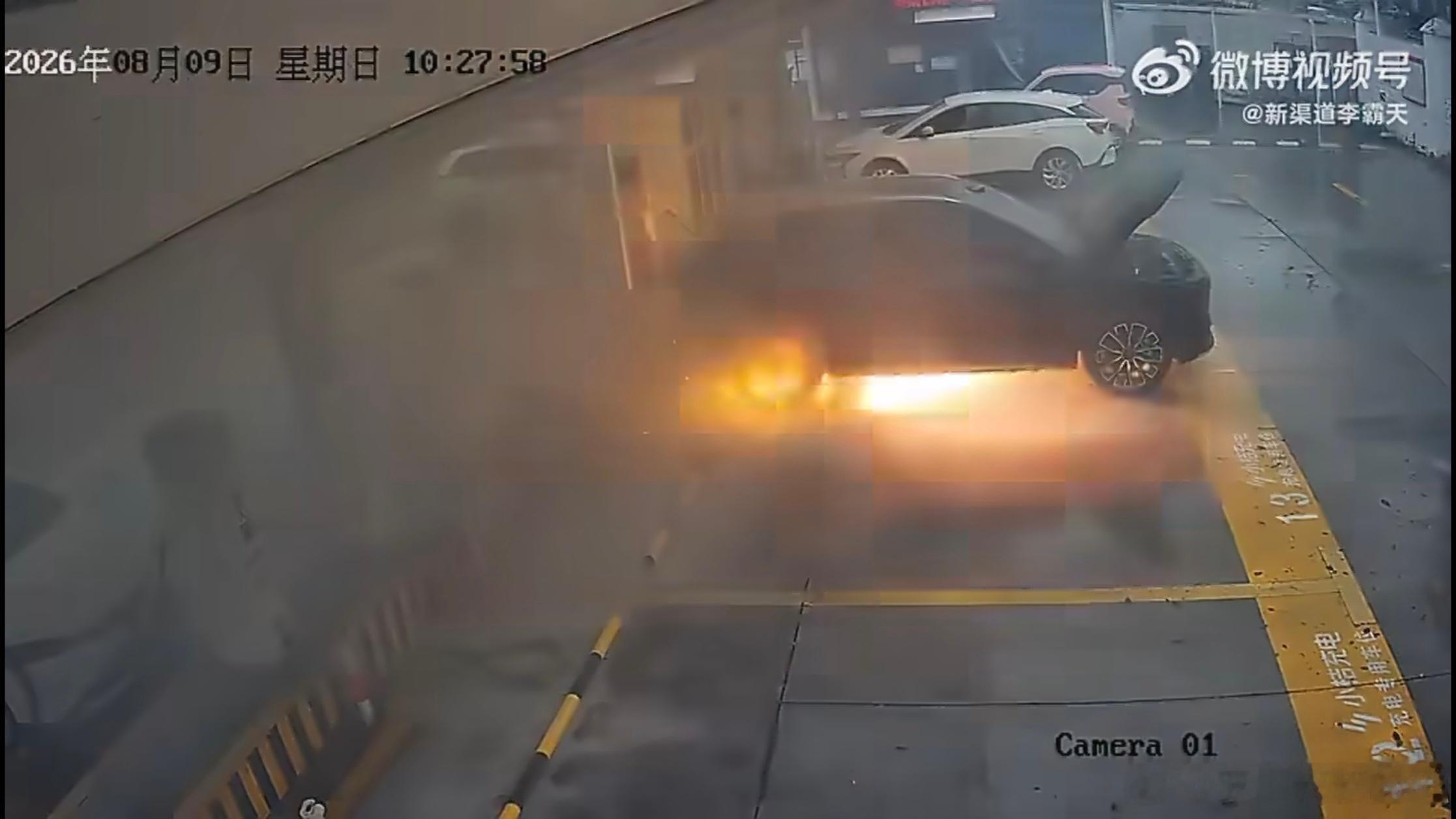 极氪7X充电起火极氪7X这起火事故太可怕了，原来充电站要求充电时人车分离是有道