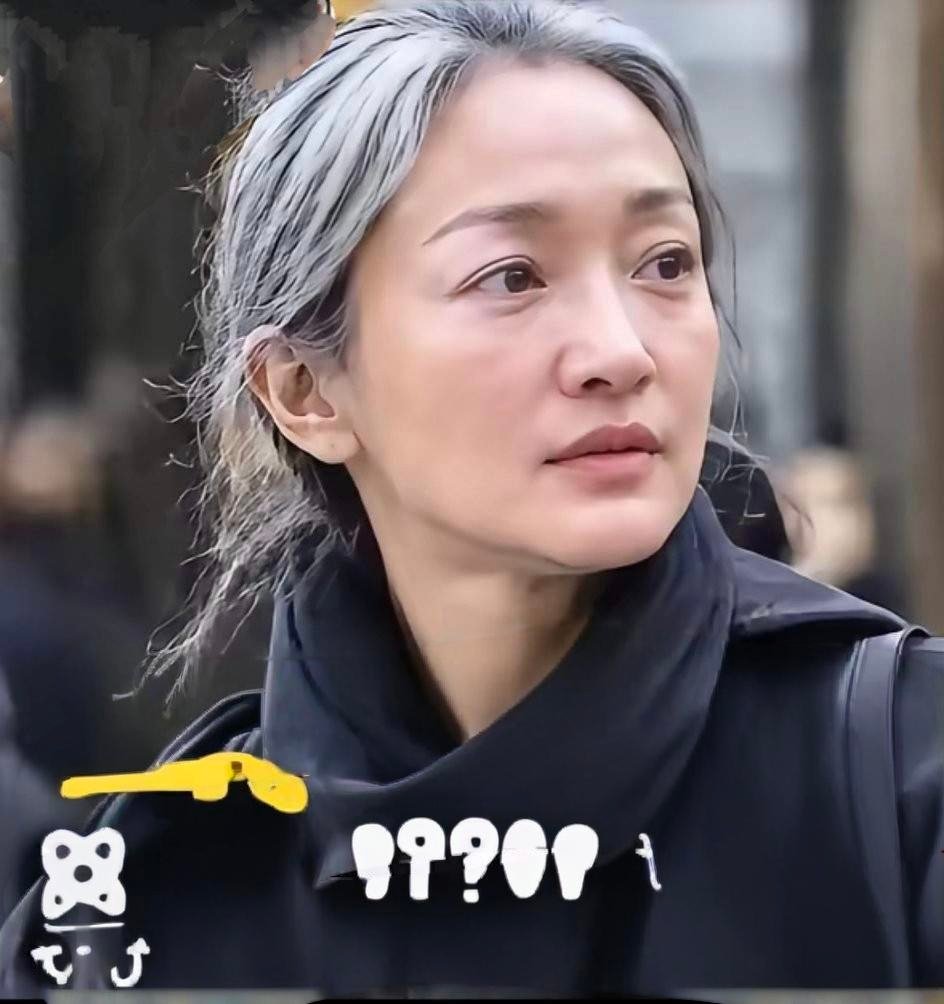 前几日还看见周迅满头白发的路透，如今亮相釜山国际电影节，整个人神采奕奕，气场全开