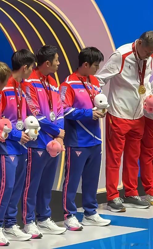 一个动作看得出，北京队主教练张雷，对东哥还是念念不忘！八一队解散的时候，北