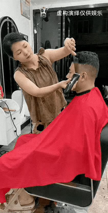 理发的最高境界一名男子正在理发，突然接了一个电话，男子来不及脱下围衣，边走边打