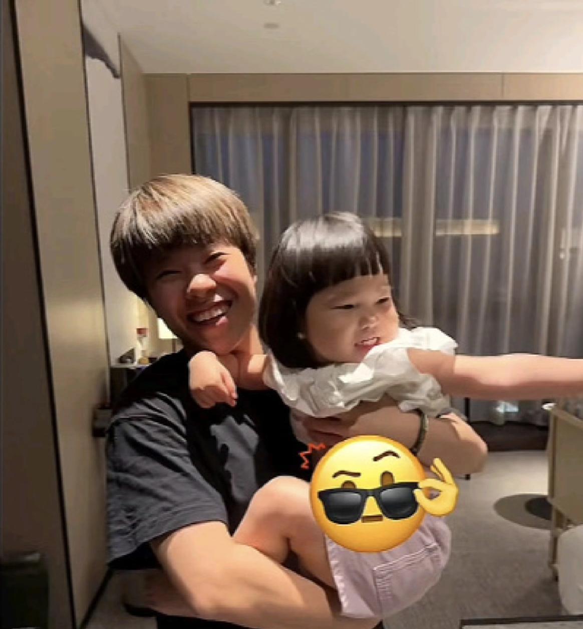 王艺迪更新和黄镇廷的女儿再次合影6月12日，王艺迪结束了乒超联赛第一阶段的