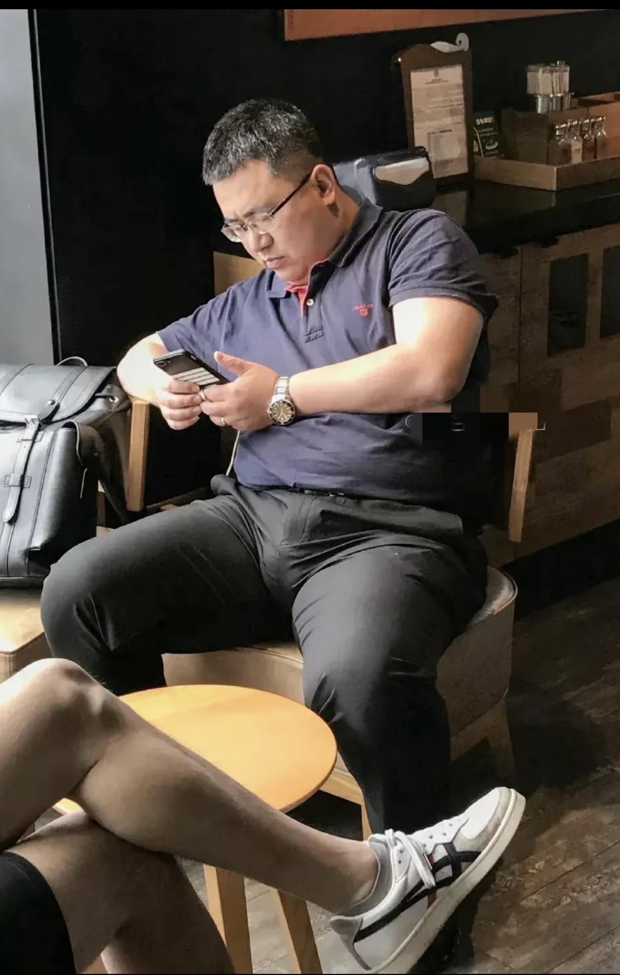 阳光洒满大地，他再次确认了腕表，还有一个小时，他坐在了一个微小的咖啡屋。二十三年