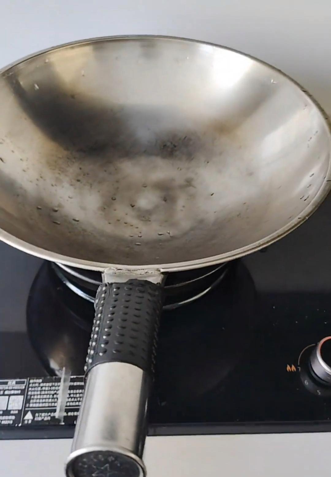 30年不粘的“传家锅”火了！停产老厂应声复工浙江温州陈女士晒出家中炒锅，用