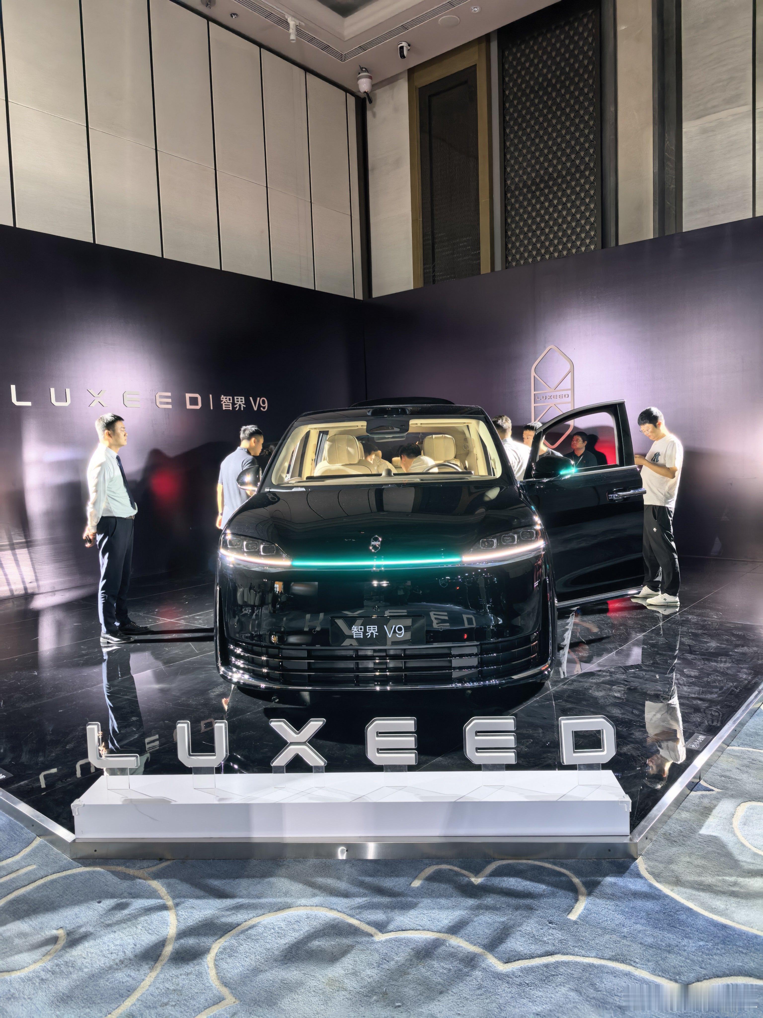 刚才参加了智界V9的品鉴会，刚到酒店停车场的时候，发现不少的尊界和问界M9，都是