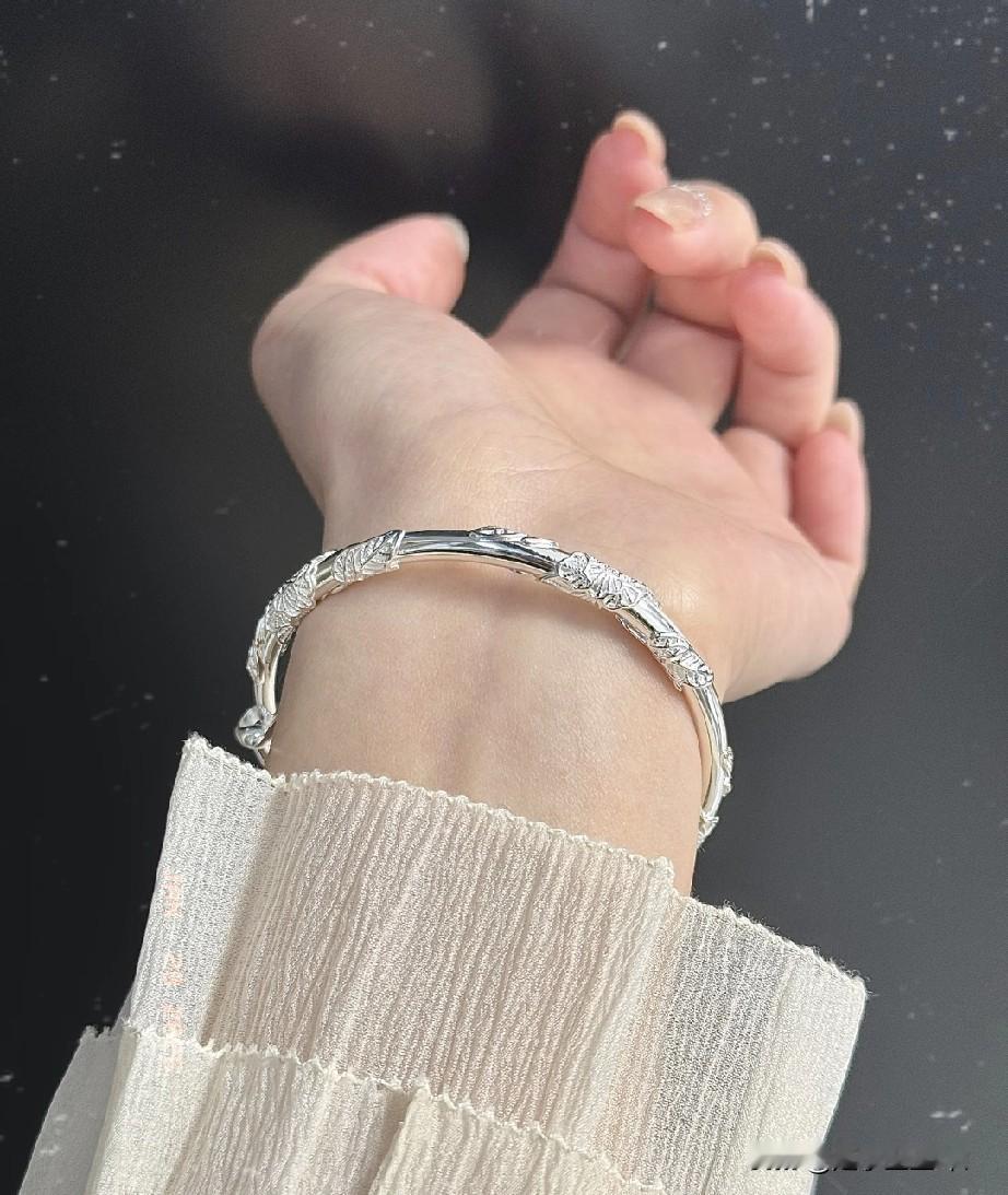 突然发现，现在连银镯子也买不起了！1月27日，一只68克的银镯子居然