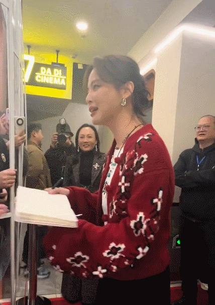 路人偶遇辛芷蕾掏本子要签名，她爽快地签完还热情地唠起家常，这种毫无距离感的相处方