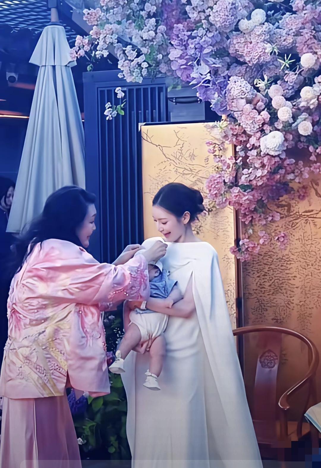 张兰算是沾了汪小菲的光，总算摸着孙子“小七宝＂了！还一起合了影，当天兰姐穿了一件