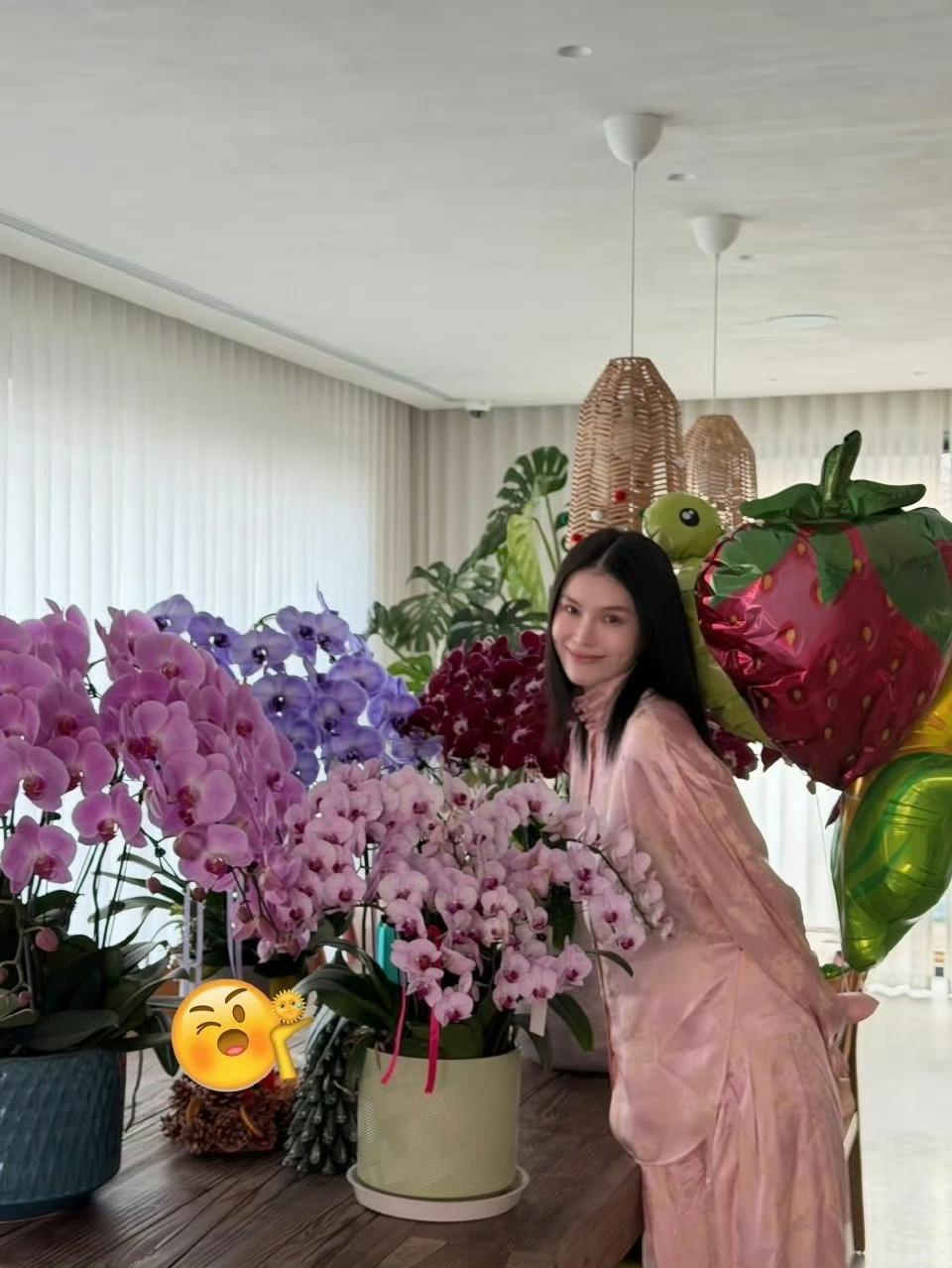 何穗除夕晒照，家里摆了好多蝴蝶兰，这应该是在陈伟霆香港的家吧​​​