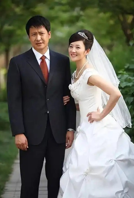 2004年，前妻嫌弃张国强没有本事赚钱，执意要和他离婚，张国强苦苦挽留，最终前妻