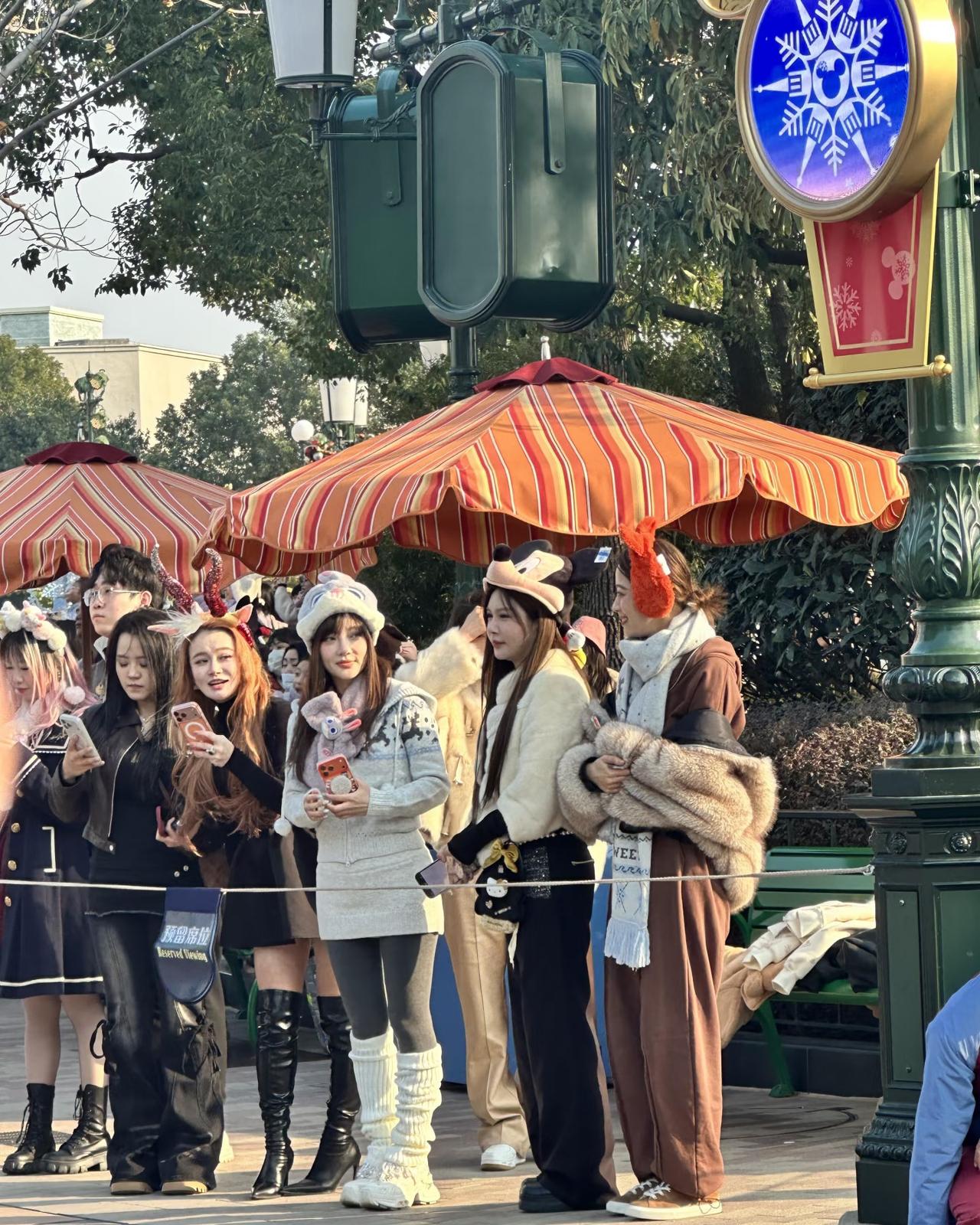 迪士尼偶遇明星，81年出生的她虽然已经44岁了，但依然走小公主风，打扮的十分清新