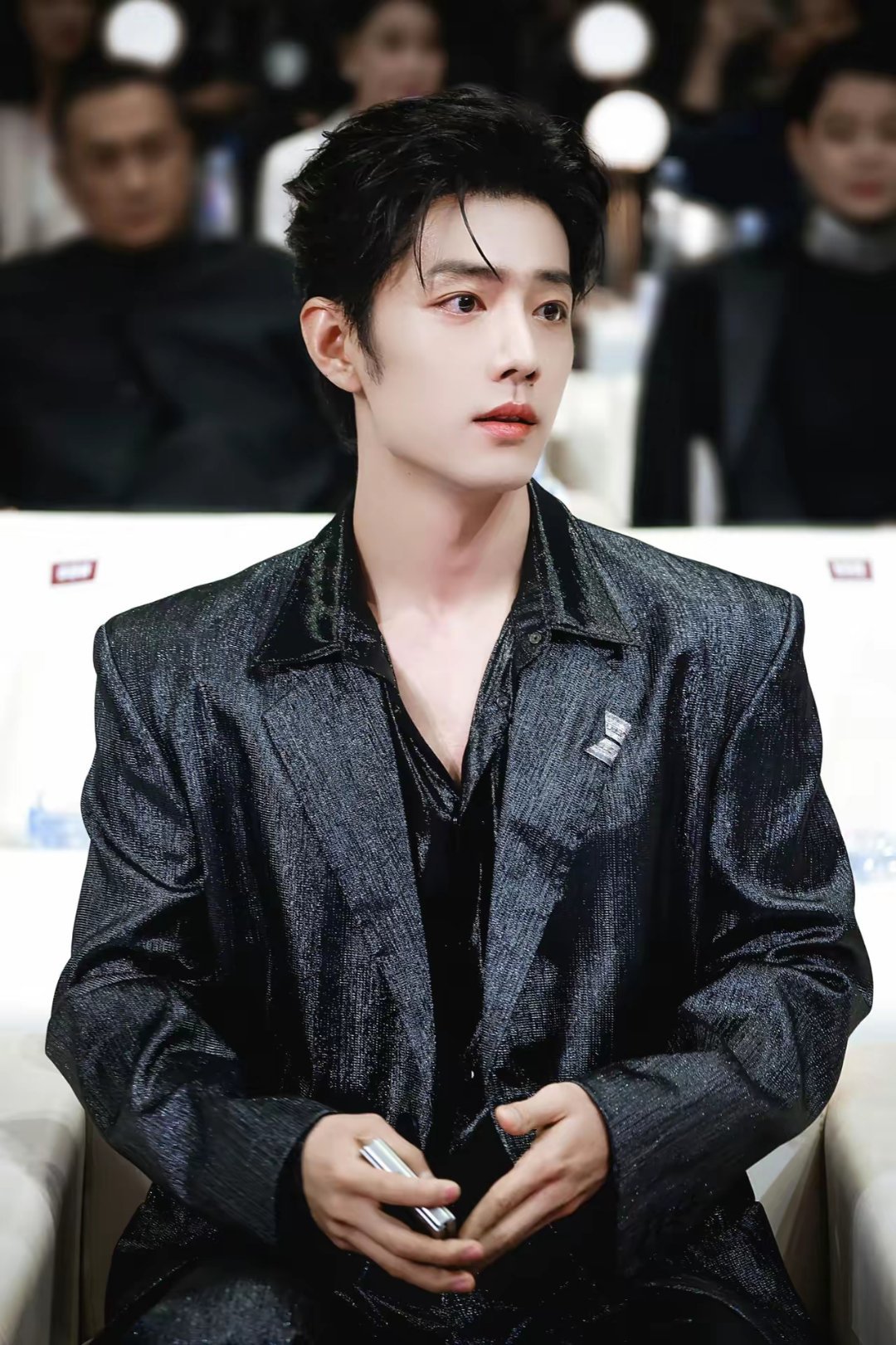 这竟然是耳饰不愧是设计师，好会呀！非常特别的装饰方法