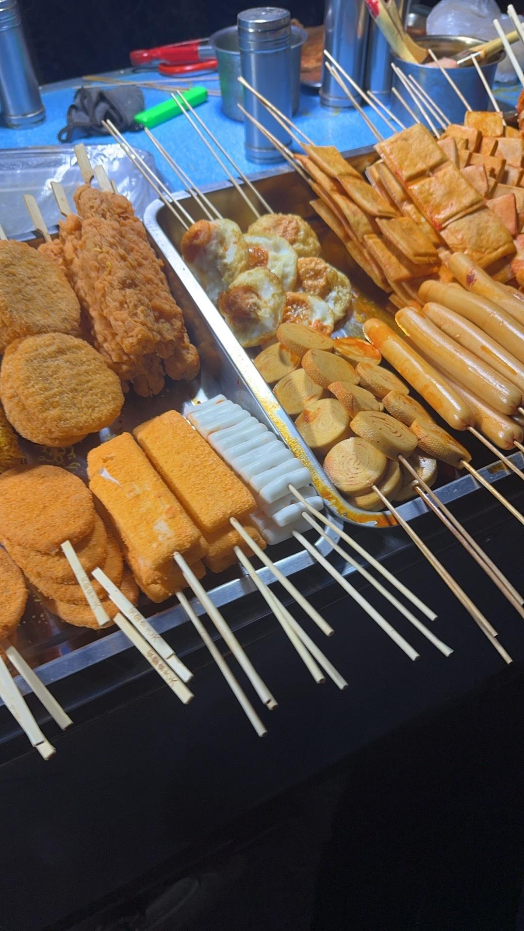 一日三餐之中应该少吃的是晚餐。老话说“早饭要吃好，午饭要吃饱，晚饭要吃少”，这是