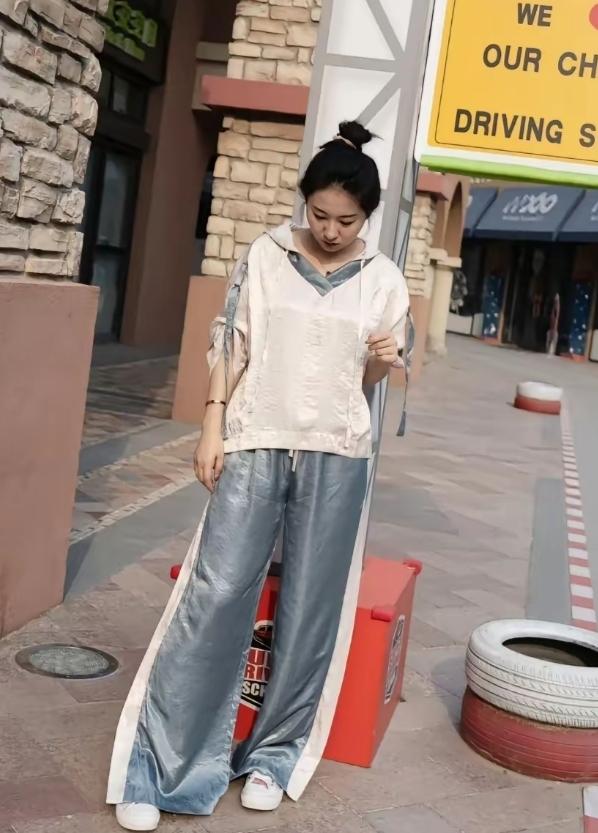 最近张雪峰的妻子李丽婧发文，看得出来是真的想求个清净，希望带着女儿张姩菡安安静静