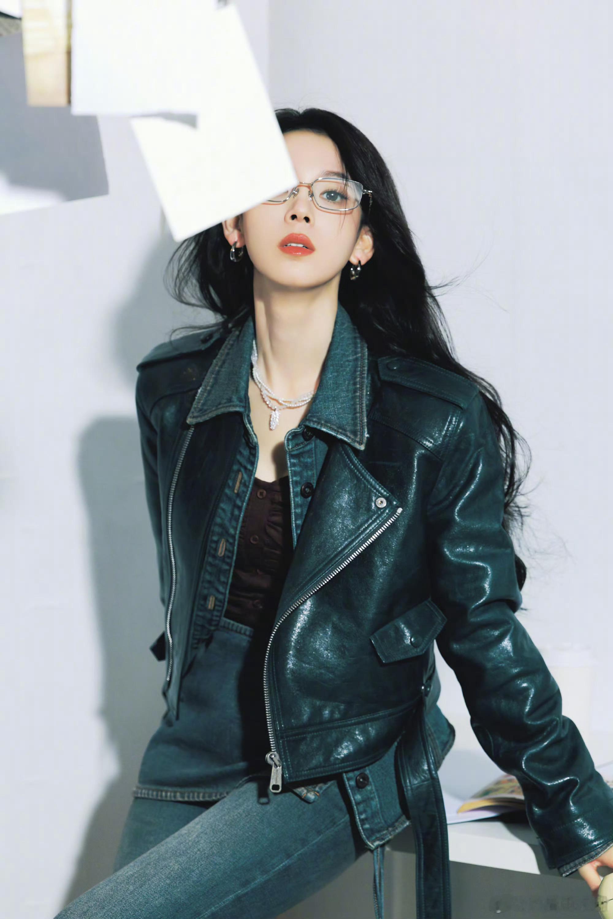 陈瑶对镜练媚骨天生陈瑶完全反差萌，身高御姐，脸蛋可爱，但是演绎西方桃这样媚骨天成